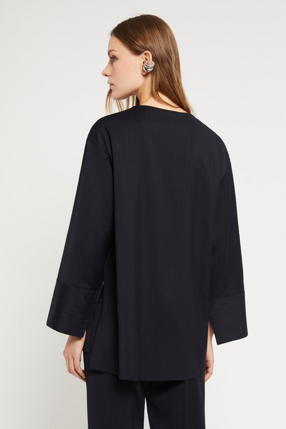 Blusa con scollo a intaglio