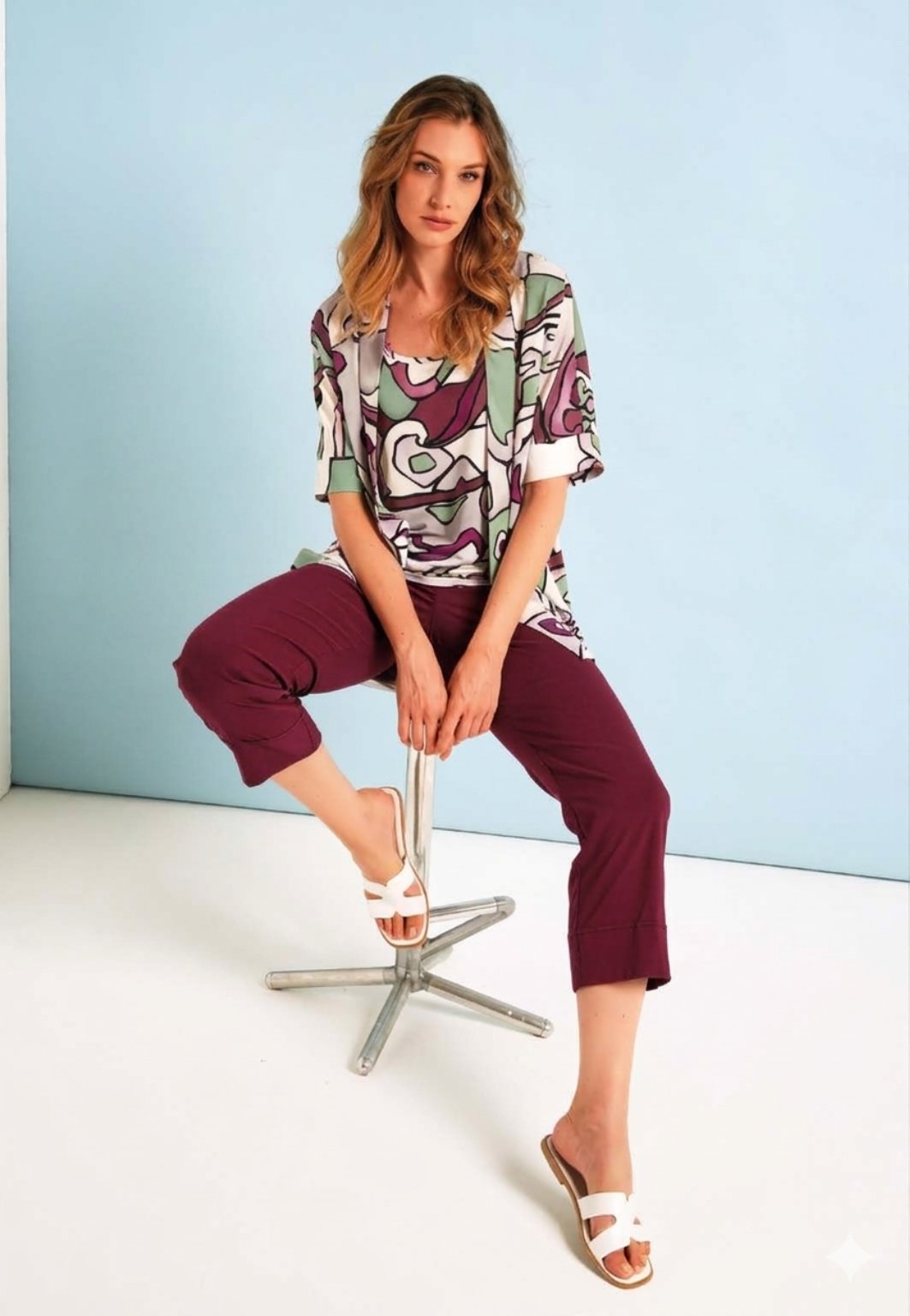 Pantaloni capri con risvolto