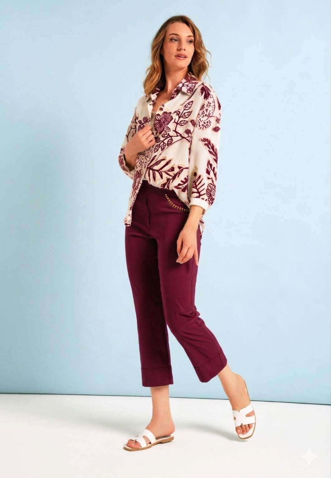 Pantaloni capri con risvolto