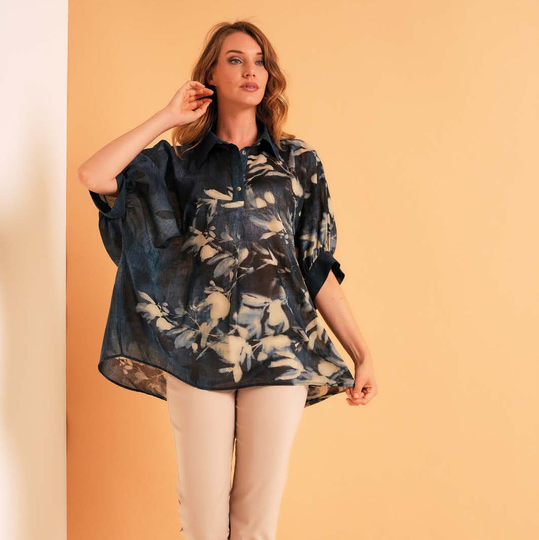 Camicia in mussola blu fiorata