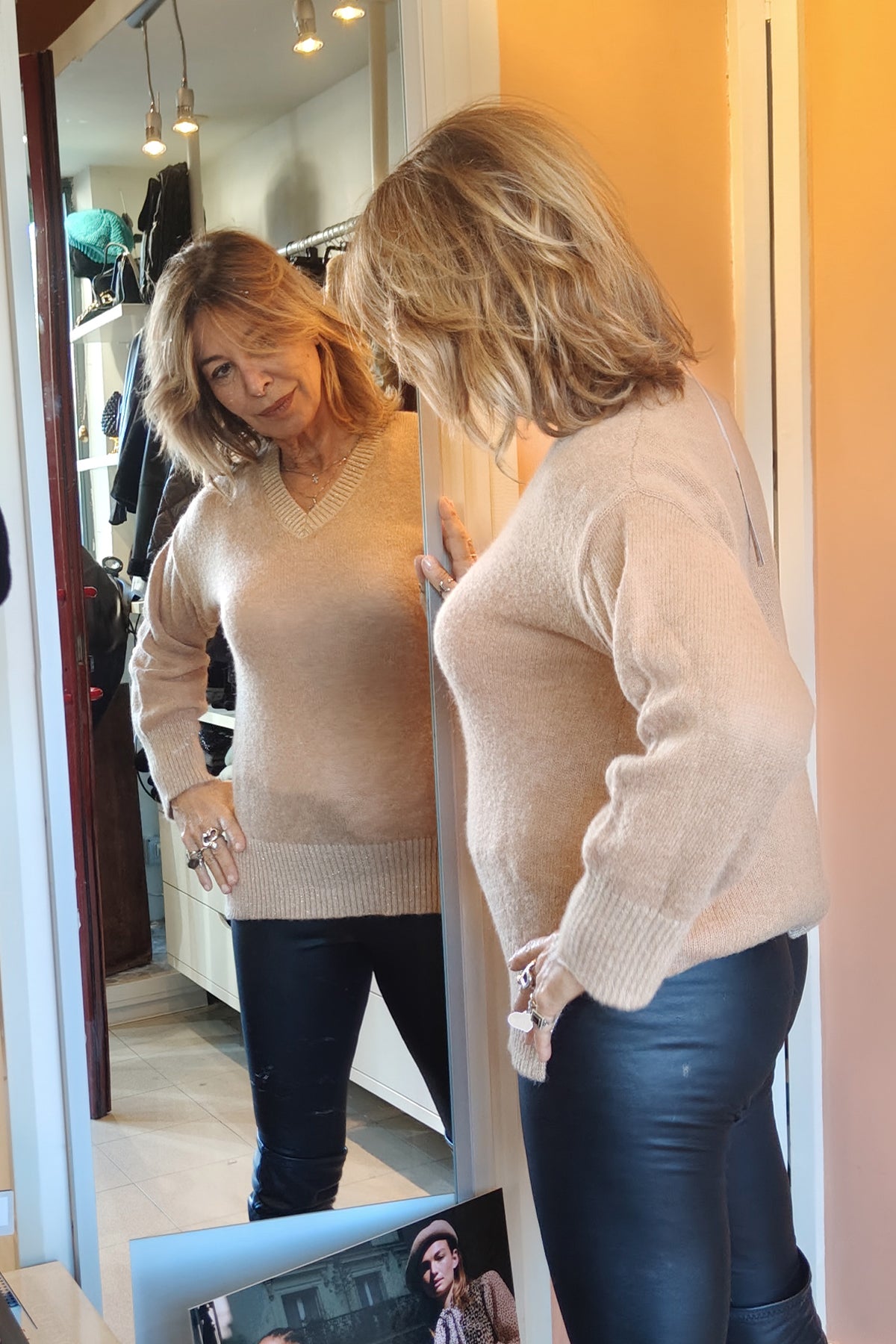 Pullover scollo a V bordo con lurex
