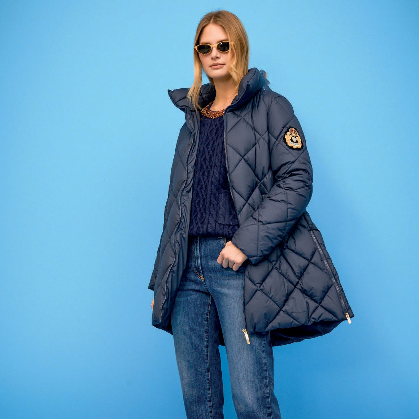 Piumino blu lunghezza media