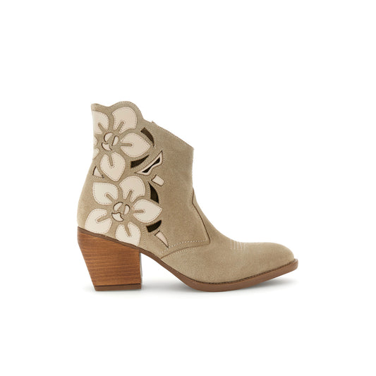 Tronchetto in pelle scamosciata traforata con fiori beige