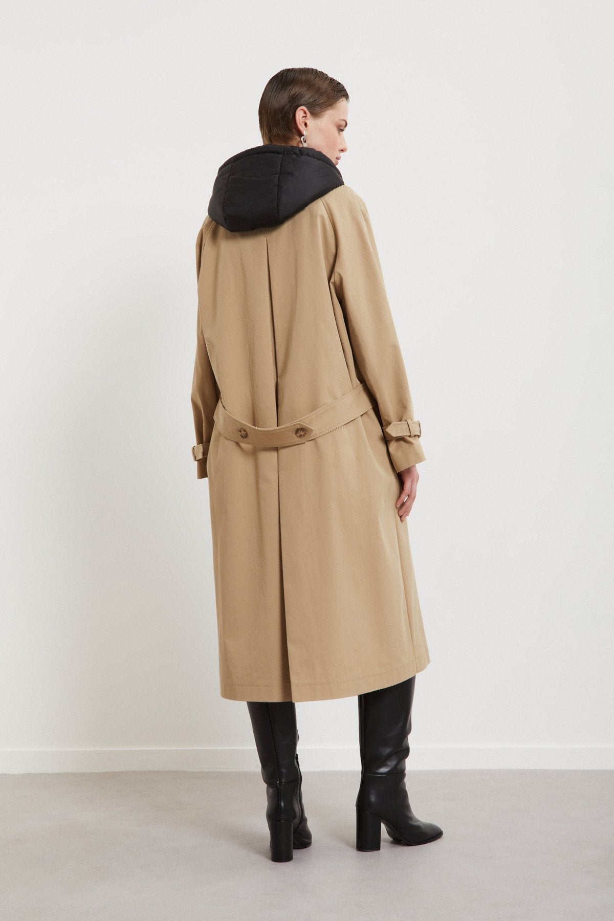 Trench lungo con cappuccio
