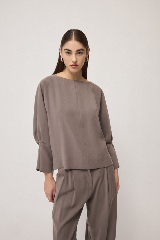 Blusa con scollo sul retro