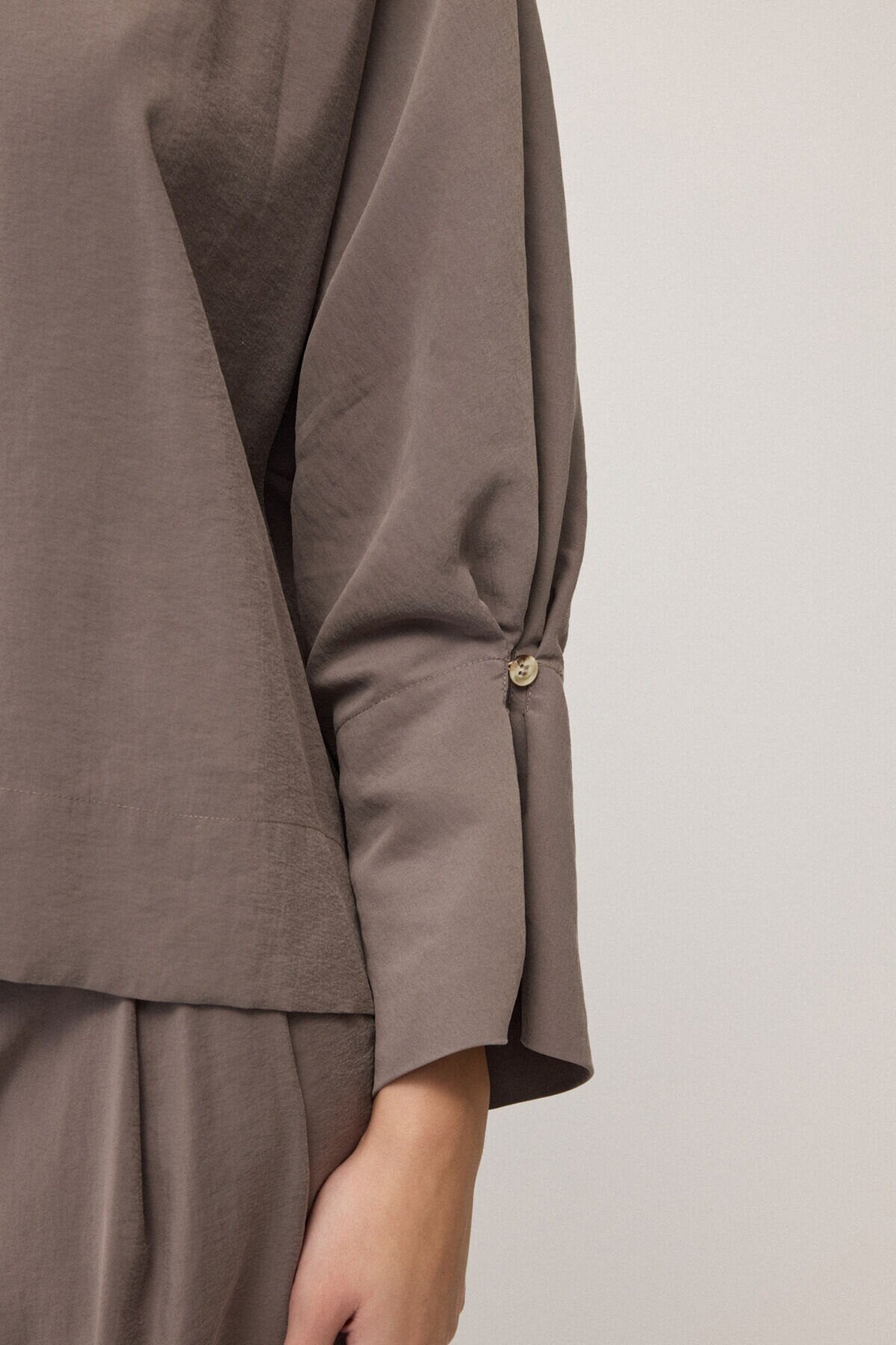 Blusa con scollo sul retro