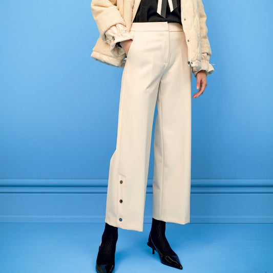 Pantaloni con bottoni laterali sul fondo