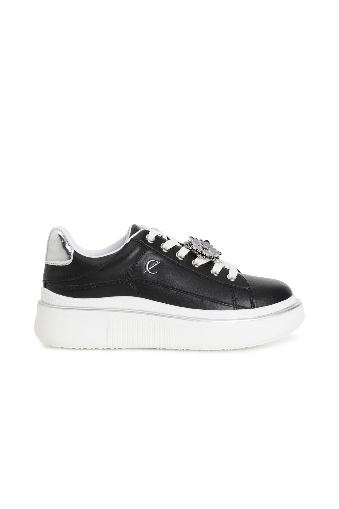 Sneaker in pelle con accessorio smaltato nero